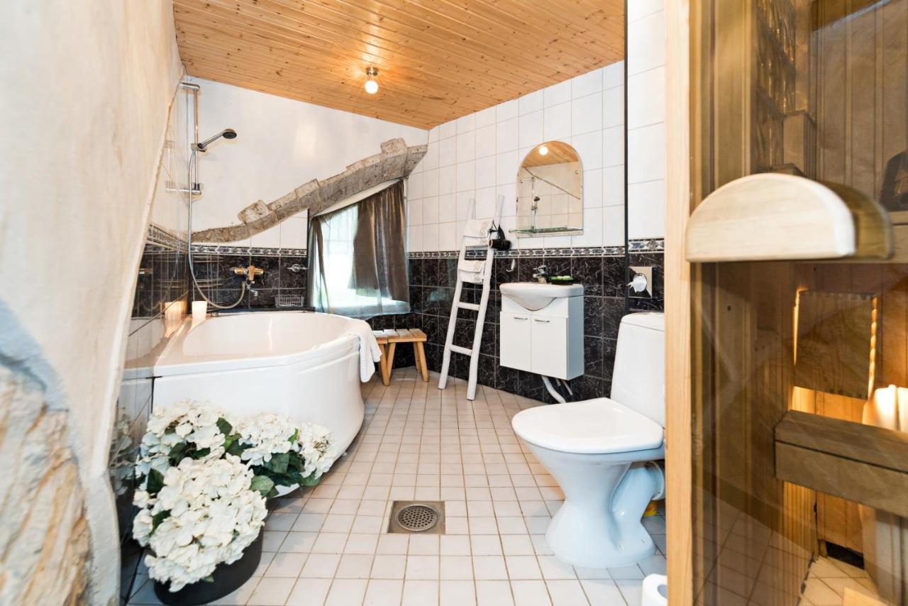 Historical Two-Bedroom Apartment With Sauna, Jacuzzi And Fireplace Tallinn Exterior photo